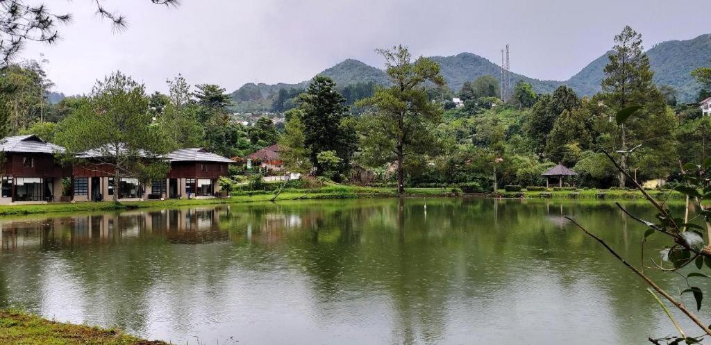 Hotel Taman Piknik Puncak Exterior photo